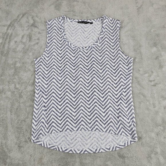 Athleta Tops - Athleta shirt womens small scoop neck sleeveless blouse chevron allover print